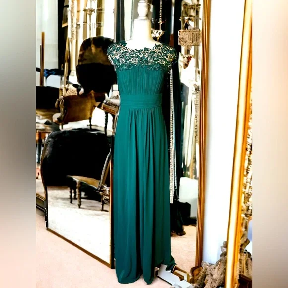 The EVERPRETTY Emerald Green Lace Maxi Dress The EVERPRETTY Emerald Green Lace Maxi Dress